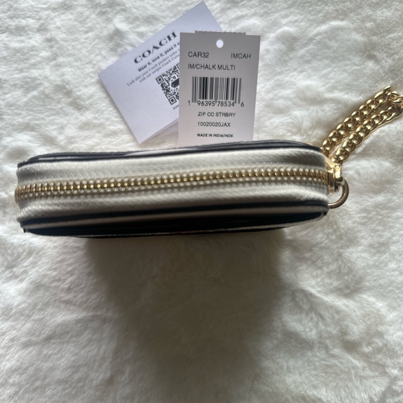 NWT Zip Card Case With Strawberry Print 🍓 - Picture 6 of 8